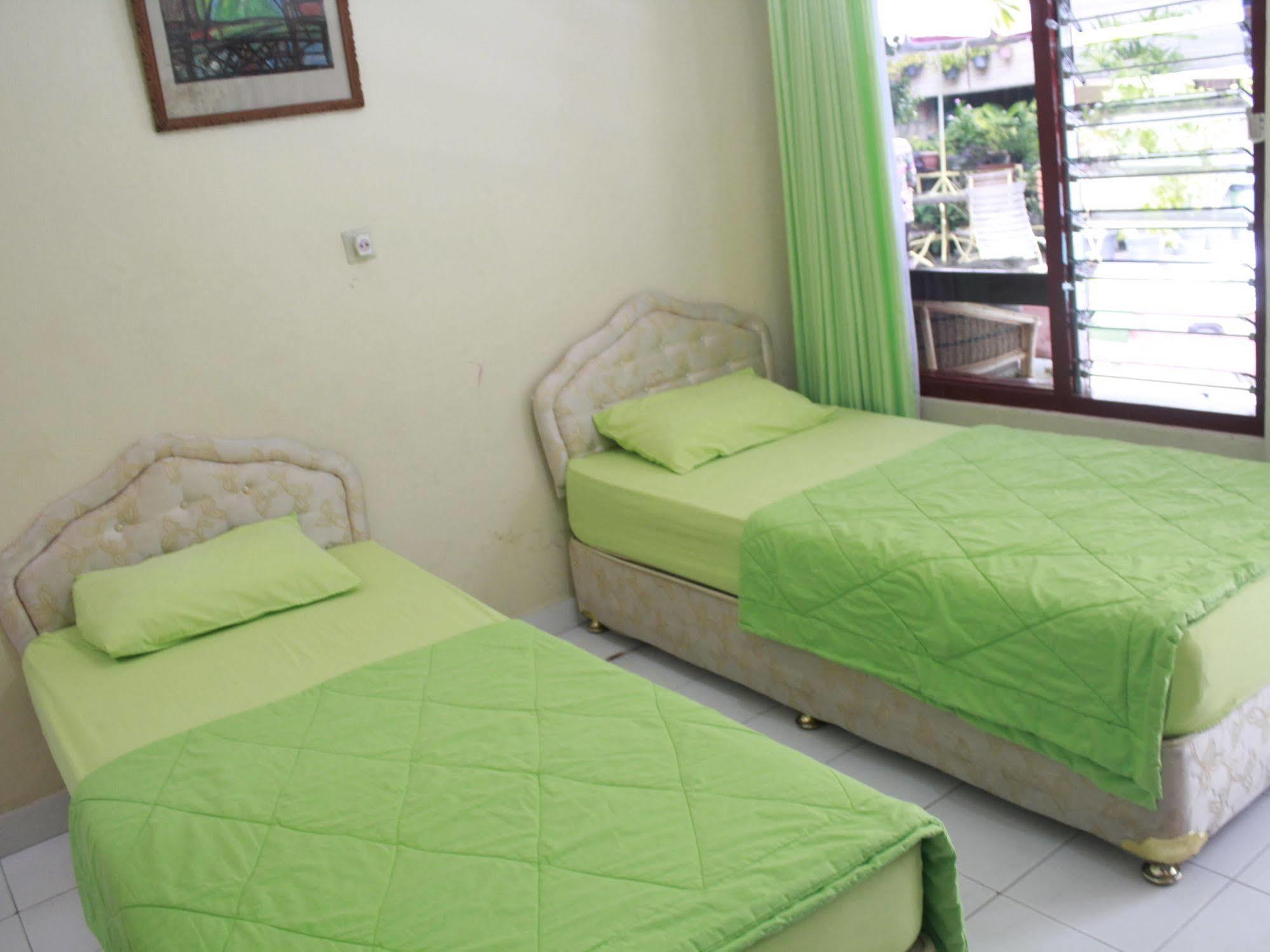 Oyo 585 Hotel Perwita Sari Yogyakarta Esterno foto